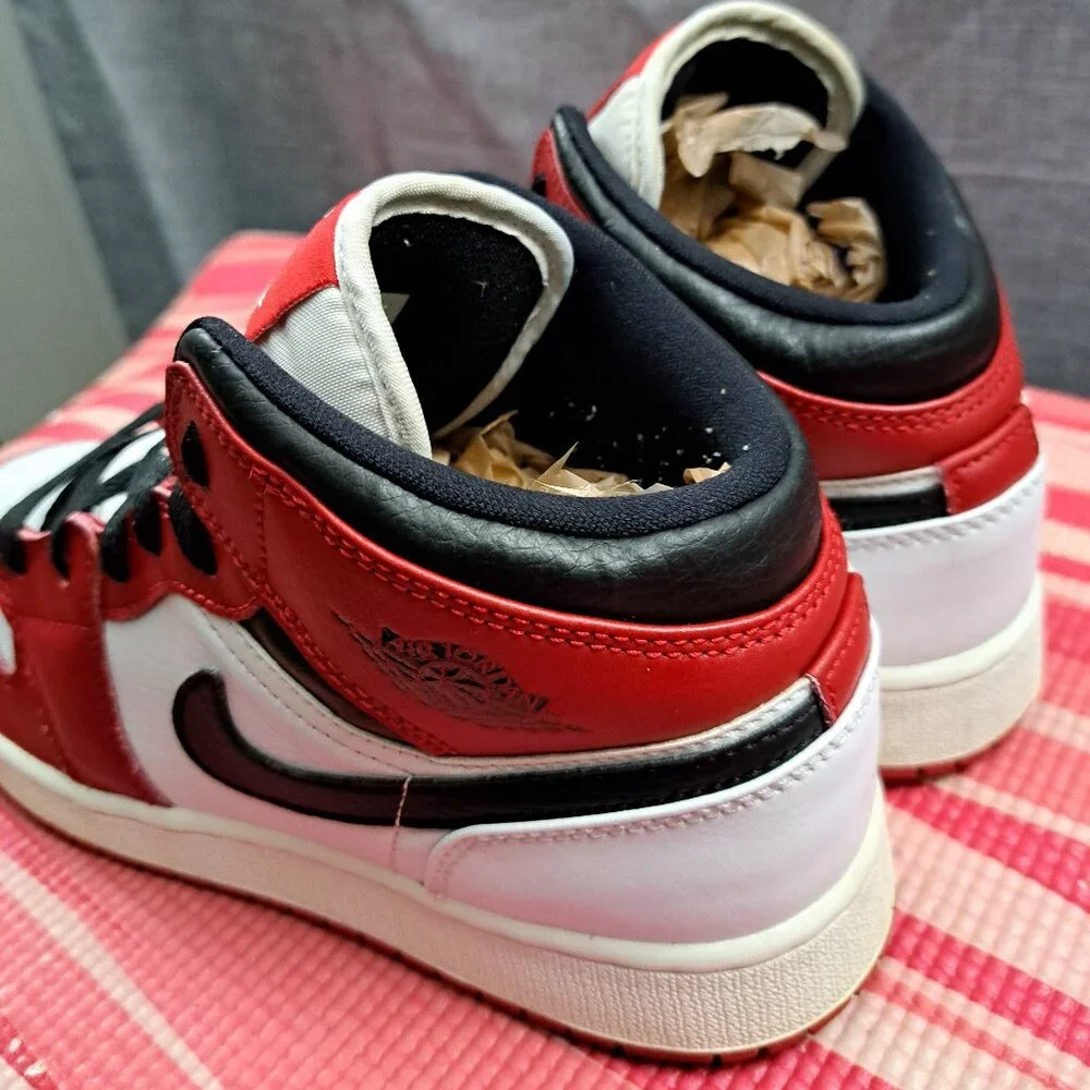 %Nike Air Jordan 1 Mid Chicago Youth Size 6 Red Black White AJ15